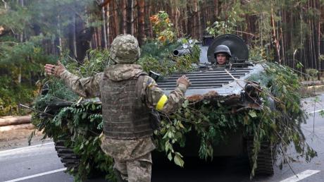 Ukrainische Soldaten nehmen an einem Training zur Abwehr einer feindlichen Offensive teil.