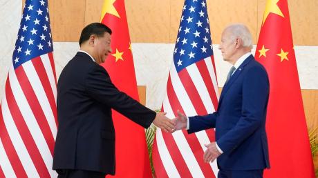US-Präsident Joe Biden schüttelt dem chinesischen Präsidenten Xi Jinping bei ihrem Treffen vor dem G20-Gipfel die Hand.
