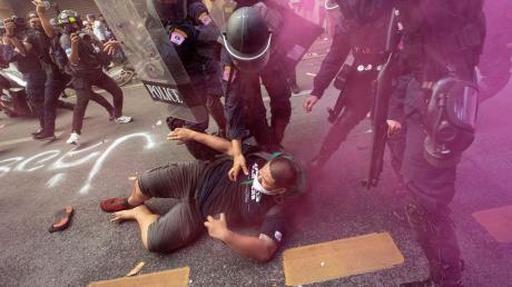 Polizisten im Clinch mit einem Demonstranten, der zusammen mit weiteren versucht, zum Veranstaltungsort des Apec-Gipfels zu gelangen.