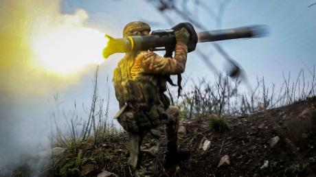 Ein ukrainischer Soldat feuert in der Region Donezk eine Panzerabwehrrakete ab.