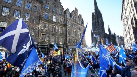 Unterstützer der Unabhängigkeit Schottlands nehmen an einer Demonstration in Edinburgh teil.