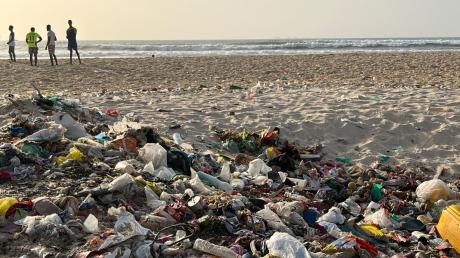 Angespülter Plastikmüll am Meeresstrand der Küstenstadt St. Louis im Senegal.
