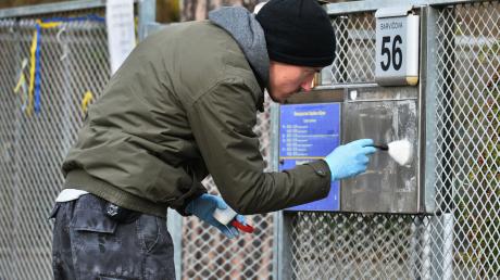 Ein Polizeitechniker nimmt Spuren von einem Briefkasten vor dem ukrainischen Konsulat in Brünn (Tschechien) auf.