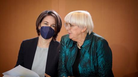 Claudia Roth und Annalena Baerbock nehmen an der Sitzung des Bundeskabinetts im Bundeskanzleramt teil.