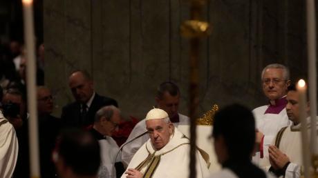 Papst Franziskus kommt im Petersdom an, um die Heiligabendmesse zu leiten.