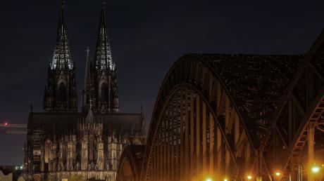 Die Spitzen der Türme des Kölner Doms. Der Dom war wegen der Energiekrise zuletzt bei Nacht vollständig unbeleuchtet.