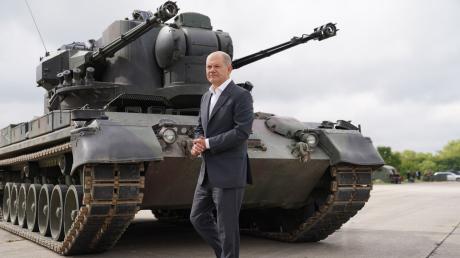 Bundeskanzler Olaf Scholz bei einem Besuch des Ausbildungsprogramms für ukrainische Soldaten im August vor einem Gepard-Panzer.