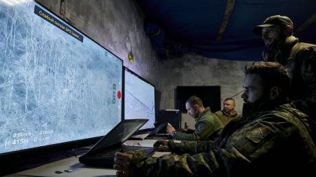 Ukrainische Soldaten verfolgen auf Monitoren die Übertragung von Drohnen in einer unterirdischen Kommandozentrale in Bachmut.