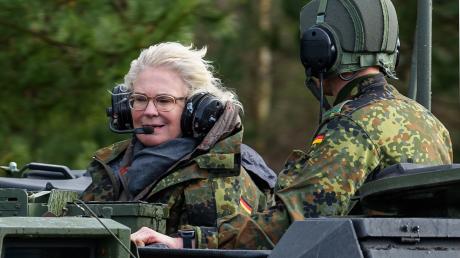 Bundesverteidigungsministerin Christine Lambrecht wird zur umstrittensten Ministerin. 