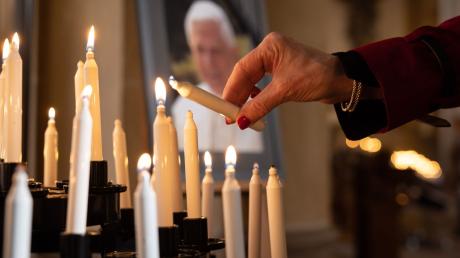 Menschen in aller Welt trauern um den verstorbenen Papst Benedikt XVI.