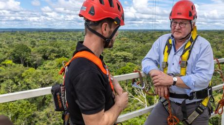 Bundespräsident Frank-Walter Steinmeier mit Stefan Wolff, Repräsentant des ATTO-Projekts vom Max-Planck-Institut, auf einer Plattform des Amazon Tall Tower Observatory (ATTO).
