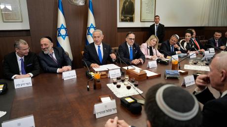 Der israelische Ministerpräsident Benjamin Netanjahu (M) und sein Justizminister Jariv Levin (l) planen eine heftig umstrittene Justizreform.