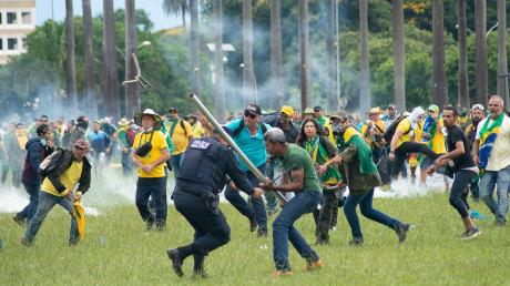 Anhänger des ehemaligen brasilianischen Präsidenten Bolsonaro geraten in Brasilia mit Polizisten aneinander.