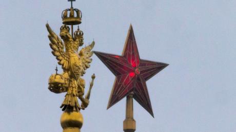 Ein roter Stern am Roten Platz in Moskau an der Spitze eines der Türme des Moskauer Kremls
