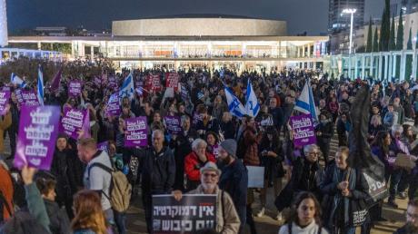 «Der Staat ist nicht euer Spielzeug»: Demonstranten mit Transparenten und Fahnen in Tel Aviv..