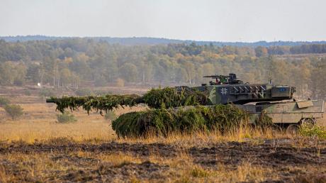 Ein Leopard-2-Panzer der Bundeswehr auf einem Truppenübungsplatz.