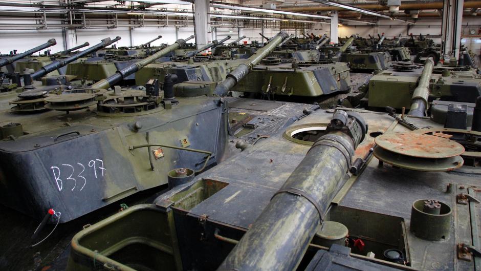 Σχεδόν 100 παροπλισμένα άρματα μάχης Leopard 1 αποθηκεύονται σε μια θυγατρική της Rheinmetall στο Flensburg.