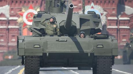 Der neue russische Panzer Armata T-14 während der Militärparade zum Tag des Sieges auf dem Roten Platz in Moskau (Archivbild).