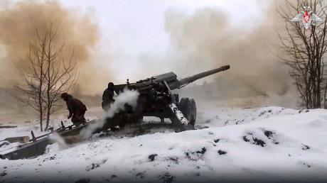 Russische Soldaten mit einem 152-mm-Feldgeschütz vom Typ Giatsint-B bei einem Einsatz an einem ungenannten Ort in der Ukraine.