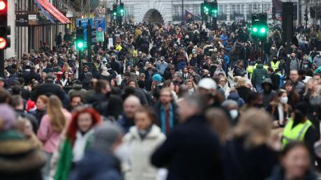 Passanten in der Regent Street in London Die Sozialleistungen werden im April um 10,1 Prozent angehoben.