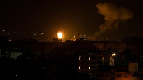 Bereits vor einigen Tagen stiegen nach einem israelischen Luftangriff im Zentrum des Gazastreifens Feuer und Rauch auf.