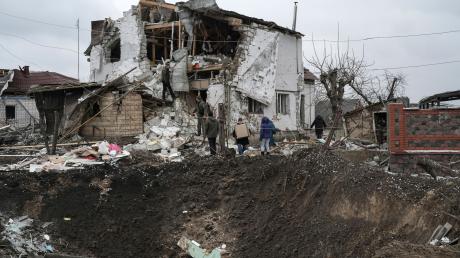 Bild der Zerstörung: Ein Krater einer Explosion ist neben einem zerstörten Haus nach einem Raketenangriff in Hlewacha zu sehen.