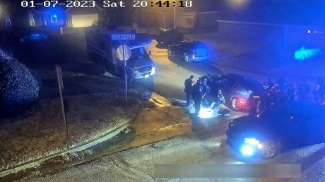 Ein Standbild aus dem von der Stadt Memphis teilweise geschwärzten Video zeigt den brutalen Angriff auf Tyre Nichols durch fünf Polizisten. Die Beamten wurden inzwischen entlassen und wegen Mordes zweiten Grades und anderer Vergehen angeklagt.