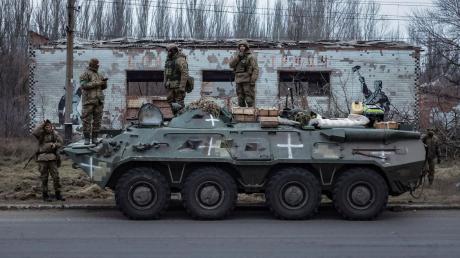 Ukrainische Soldaten auf dem Weg an die Front in der Region Donezk.