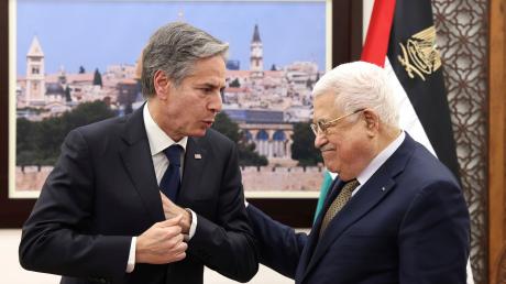 US-Außenminister Antony Blinken (l.) im Gespräch mit Palästinenserpräsident Mahmud Abbas.