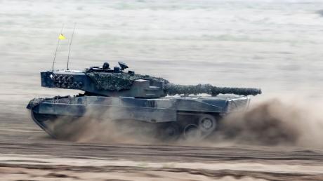 Ein Kampfpanzer vom Typ Leopard 2.