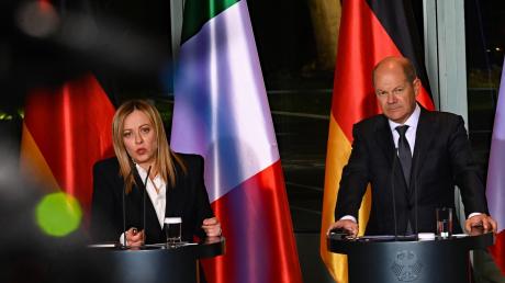 Bundeskanzler Olaf Scholz (r, SPD) und Italiens Ministerpräsidentin Giorgia Meloni äußern sich bei einer Pressekonferenz nach ihrem Gespräch im Bundeskanzleramt.