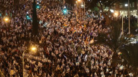Zehntausende von Israelis demonstrierten den fünften Samstagabend in Folge gegen die Justizreform im Land.
