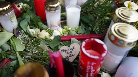 Bei einer Messerattacke in einem Regionalzug von Kiel nach Hamburg waren in Brokstedt zwei junge Menschen getötet und fünf verletzt worden.