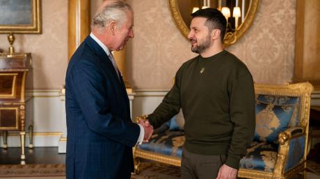 Präsident Wolodymyr Selenskyj (r) wird im Buckingham-Palast von König Charles III. empfangen.