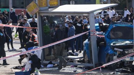 Ein forensisches Team der israelischen Polizei ermittelt am Tatort an einer Bushaltestelle in Ost-Jerusalem.
