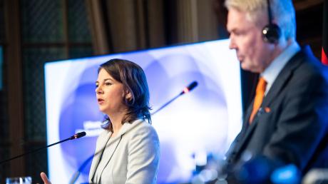 Bundesaußenministerin Annalena Baerbock und ihr finnischer Amtskollege Pekka Haavisto bei ihrer Pressekonferenz in Helsinki.