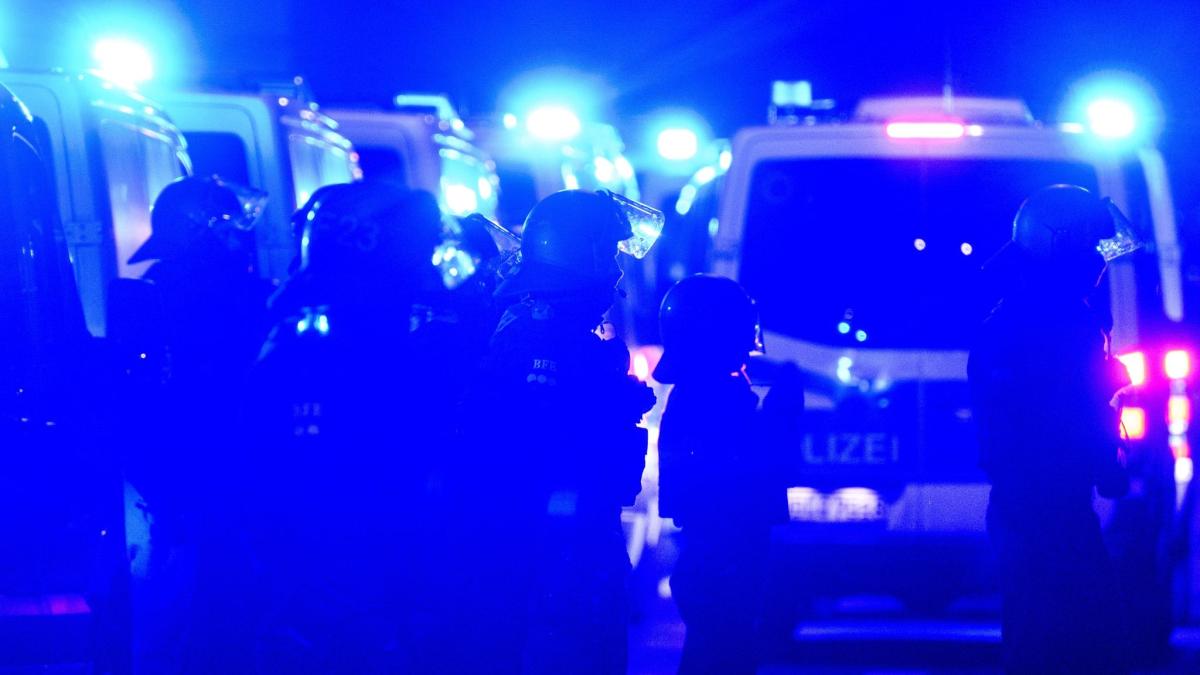 #Großeinsatz der Polizei bei Dresden-Gedenken