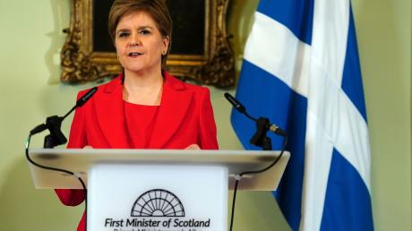 Nicola Sturgeon war im November 2014 als Regierungschefin angetreten, nachdem sich die Schotten in einem ersten Referendum gegen die Unabhängigkeit entschieden hatten - das war allerdings vor dem Brexit. Sie ist damit die am längsten amtierende schottische Regierungschefin.