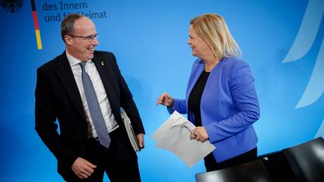 Nancy Faeser (SPD), Bundesministerin für Inneres und Heimat, Peter Beuth (CDU), Innenminister von Hessen, verabschieden sich nach dem Flüchtlingsgipfel. Die gute Laune ist nur vorgetäuscht. 