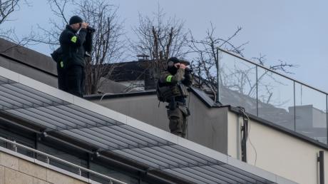Polizisten stehen während der Münchner Sicherheitskonferenz auf dem Dach des Hotels Bayerischer Hof.