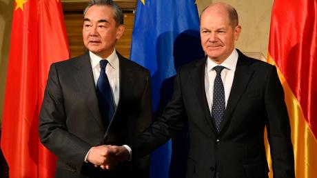 Chinas oberster Außenpolitiker Wang Yi (l) und Bundeskanzler Olaf Scholz trafen sich am Rande der Münchner Sicherheitskonferenz.