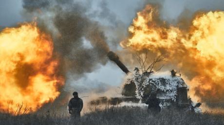 Ukrainische Artillerie feuert in der Region Donezk in Richtung russischer Linien.