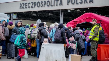 Geflüchtete warten Anfang März 2022 an der ukrainisch-polnischen Grenze am Übergang in Korczowa auf ihre Einreise nach Polen.
