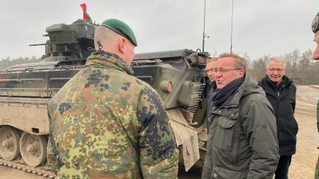 Verteidigungsminister Boris Pistorius (rechts) bei seiner Ankunft in der Panzertruppenschule im niedersächsischen Munster am Schützenpanzer Marder.