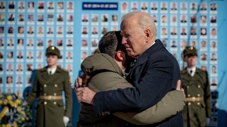 US-Präsident Joe Biden und sein ukrainischer Amtskollege Wolodymyr Selenskyj umarmen sich zum Abschied an der Gedenkmauer für die gefallenen Verteidiger der Ukraine.