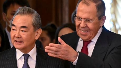 Russlands Außenminister Sergej Lawrow empfing am Mittwoch Wang Yi, den leitenden Außenpolitiker von China.