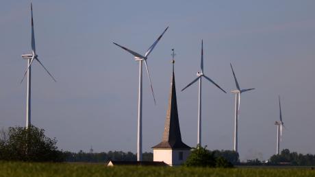 Seit Anfang des Jahres wurden in Bayern fünf Windräder ans Netz angeschlossen.