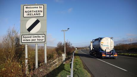 Ein Straßenschild mit der Aufschrift «Willkommen in Nordirland» an der Grenze zwischen Nordirland und der Republik Irland.