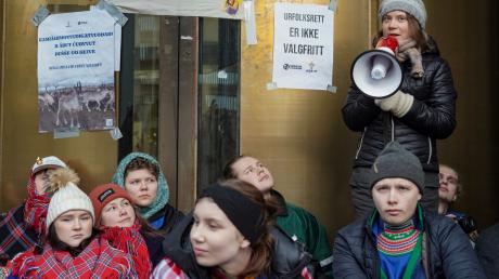 Greta Thunberg (r) hat sich Aktivisten von Natur und Jugend und dem norwegischen Samirs Riksforbund Nuorat angeschlossen, die die Eingänge des Ministeriums für Öl und Energie blockieren.