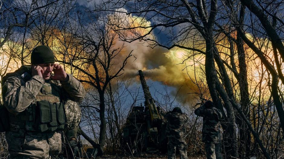 Ukrainische Soldaten feuern nahe Bachmut mit einer Panzerhaubitze auf russische Stellungen.